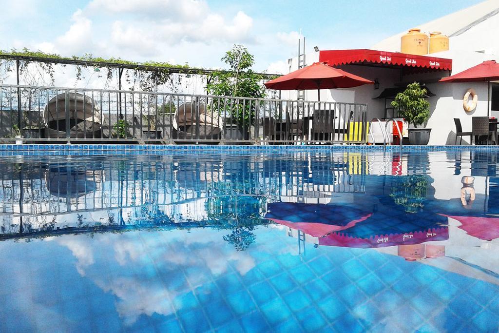 Hotel Grand Zuri Muaraenim Exteriör bild
